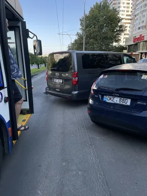 Kdopak nám to zaparkoval tak, že bus nemohl projet?