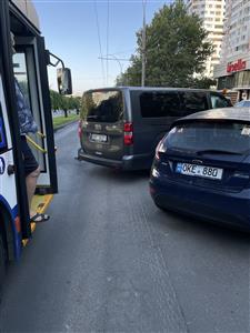 Kdopak nám to zaparkoval tak, že bus nemohl projet?